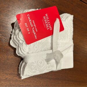 Williams Sonoma White Snowflake Napkins Set
